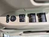 狭い駐車場で便利な電動格納ドアミラーが付いています。