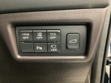 各種機能の切替スイッチは運転席パネル下に集約されています。任意で切り替え可能なため状況に合わせてお使いください。
