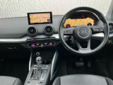 インテリアはブラックを基調とした内装になっております。飽きの来ないドイツ車らしい内装です。