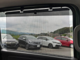 リア窓ガラスには日射しをやわらげるロールサンシェード付き☆