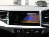 バックカメラ駐車時、後退時に後方を確認する事ができる安全快適装備になります映像だけでなくセンサーにより障害物の距離もドライバーに直感的に伝えてくれる機能になります。