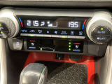 左右独立温度コントロールフルオートエアコンです。運転席、助手席それぞれで独立して温度設定ができます。冷え性の方が乗っても安心ですね♪