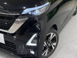【LEDヘッドライト】悪天候や夜間走行時も良好な視界を確保し安心して運転できる高輝度LEDヘッドライトを装備!点灯速度が早く、消費電力も抑えられています。