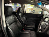 運転席の画像です。足元やシートまわりに余裕があり、リラックスした姿勢で運転が可能です。視界も良好で操作系へのアクセスもしやすく、快適で安心感のあるドライブをサポートします。