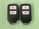 スマートキーを装備しています。鍵を差し込むことなくドアロックの開け閉めと、スタートボタン操作でのエンジンスタートができます。スペアキーも同じものを用意しております。