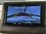 リバースギアに入れるだけで後方の表示へ切り替わります。夜間や雨の日の駐車も楽になりますよ。