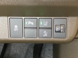 ハンドルの右側にはヘッドライトレベライザーとHondaセンシング用のメインスイッチがついています。ヘッドライトレベライザーは道路状況や積荷の加重に応じてライトの高さを調節できます。