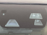 【スマートブレーキサポート】走行中に前方の車両等を認識し、衝突しそうな時は警報とブレーキで衝突回避と被害軽減をアシスト。より安全にドライブをお楽しみいただけます。