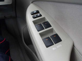 パワーウィンドウスイッチで運転席から全席の窓の開閉ができます。