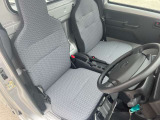 運転席はくつろぎのプライベート空間! 車内をクリーニングしてお待ちしております!