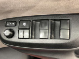 パワーウィンドのスイッチです。運転席に座りながら、助手席や後席の窓を開け閉めできるので大変便利ですよ。