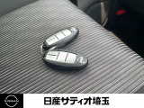 ドアの開閉時、両手が荷物で塞がっている時はキーレスでのカギの解除が大変ですよね。スマートキーはポケットやバッグに入れておけば、ドアロックの解除やスタートが可能です。とても便利な機能ですね
