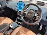 MINIの内装はとにかく『円』に拘ったデザインコンセプトが一目で伝わってきます。これほど円形に拘った車は他に御座いません。伝統のデザイン、トグルスイッチなど遊び心のある内装で御座います。