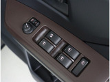 運転席ドアにはパワーウィンドウスイッチが集約され、ドアミラー調整スイッチも装備!1か所で簡単に操作が可能です!