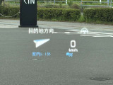 ヘッドアップディスプレイを装備。視線移動を抑え、運転中の情報確認をサポートします。