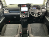 【インパネ】運転のしやすさを最優先に設計された見晴らしの良いフロントビュー。車両間隔が掴みやすく狭い道でも安心♪「安全」と「品質」を最優先に、安心してお乗りいただけるクルマを提供いたします。