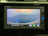 ギヤをR(バック)に入れるとナビの画面に後ろの映像が映るリアカメラ付です。後退時、コンディションが悪い視界でもカラーバックモニターがドライバーをサポートします。