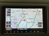 ダッシュボードに自然に溶け込むようにデザインされた純正メモリーナビゲーション。