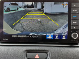 目安となるガイドライン付きのバックカメラを装備しているので、慣れない場所での車庫入れも安心です。