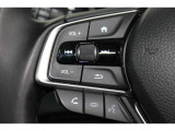 ハンドル左部分でオーディオ操作が可能。そのため、運転中でも目線をずらさずに安全運転♪スマートフォンを接続してハンズフリー通話も可能です。