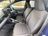 運転席足元は広々しています。ドアも大きく開口するので、乗り降りがしやすいです☆☆
