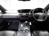 上質で落ち着いた印象のインパネ。視界も広々で運転しやすいです。
