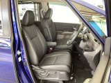 フロント広々、セパレートシートの運転席は、ハイトアジャスターが付いているので、快適にドライブができます。ハンドルはテレスコピック機能で、ハンドル位置を上・下・手前・奥に調節できます。