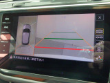 ギアをリバースに入れると車両後方の映像を映し出します。画面にはガイドラインが表示され、車庫入れや縦列駐車などの際に安全確認をサポートします。