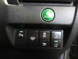 パーキングセンサーや横滑りを防ぐVSA等のスイッチ類は運転席の右側、手の届きやすい位置にあります。