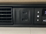 エアコン操作パネルの左側に、スマートフォンなどの充電可能なUSB端子と、音源などの外部入力の可能なUSB端子がついています。移動中に充電もできるので便利です。