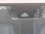 【プリクラッシュセーフティ】前方の車両等を検知し、衝突しそうな時は警報で注意を促し、ブレーキを踏む力をサポート。ブレーキを踏めなかった場合は衝突被害軽減ブレーキが作動、衝突回避をサポートします。