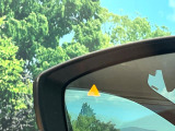 【ブラインドスポットモニタリング】走行中、ドアミラーの死角になりやすい箇所に後続車が接近するとサイドミラー付近に警告を表示、ドライバーに注意喚起をしてくれます。