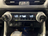 左右独立温度コントロールフルオートエアコンです。運転席、助手席それぞれで独立して温度設定ができます。