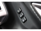 運転席シートポジションメモリーはあらかじめ登録しておいたシートポジションとともに、ドアミラーの角度を自動的に再現します。