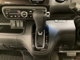 CVT車のセレクトレバーです。低速から高速まで、変速ショックのないスムーズな走りを実現するとともに、エンジン効率のよい領域を維持することで燃費にも貢献します。