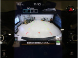 後方映像を11.6インチディスプレイに表示し、ステアリング連動ガイドラインが駐車をサポート。さらに後退時はリヤ4センサーが障害物を検知し、必要に応じてブレーキが作動します。