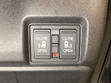 リアドアは乗り降りに便利な両側電動スライドドアです。また運転席に座っていながらスイッチ操作で自在にスライドドアを開け閉めできます。
