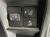 【路外逸脱制御機能】車線などの道路境界をはみ出しそうな時、インフォメーションとステアリング振動で警告します。