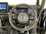 視認性に優れたメーター類と、オーディオやクルーズコントロール操作スイッチを装備した機能的なステアリングホイール。