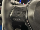 ステアリングスイッチ付きで、運転中に視線を前に向けたまま操作できます。