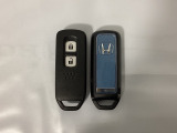 スマートキーを装備しています。鍵を差し込むことなくドアロックの開け閉めと、スタートボタン操作でのエンジンスタートができます。スペアキーも同じものを用意しております。