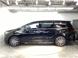 狭い駐車場でも、スライドドアならチャイルドシートへのお子さまの乗降や荷物の積載もスムーズ。とても便利な【両側電動スライドドア】ドアハンドを少し引くだけでリアドアが自動開閉します。