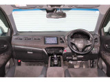運転時の視界周辺の見やすい位置にメーターやディスプレーオーディオをレイアウト。スイッチ類は自然に手が届く位置に配置され、視線や動作の流れを断ち切らない、ストレスフリーの運転動作を可能にします。