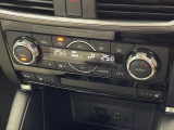 【左右独立型フルオートエアコン】運転席と助手席でそれぞれお好みの温度に設定可能。同乗者にも配慮した、快適な空調をお届け致します。