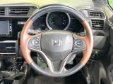 【純正革巻きステアリング】上質な革を使用することで、手にしっかり馴染みとても運転しやすいハンドルです♪