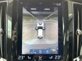 【360&deg;ビューカメラ】4台の高解像度カメラで360度の鳥瞰図を表示。隣の車や壁、死角にある障害物などを画面で確認できるため、狭いスペースでの駐車・出入りも安心です。