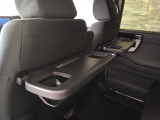 前席背面には格納式のテーブルを装備。ちょっとした荷物が掛けられて便利なコンビニフック付です。
