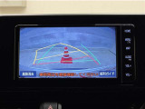 バックガイドモニター付きです。車の後方に小型カメラが付いており、バックする際の後方の様子をモニター上に表示します。