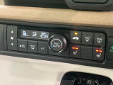 【オートエアコン】一度お好みの温度に設定すれば、車内の温度を検知し風量や温度を自動で調整。暑い&hellip;寒い&hellip;と何度もスイッチ操作をする必要はありません。快適な車内空間には必須の機能ですね♪