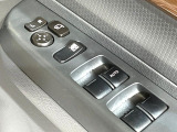 【電動格納ミラー】サイドミラーは電動格納式となっており、狭い駐車場でもキズがつくリスクを抑えられます。